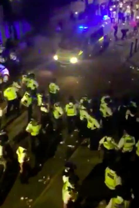 İ­n­g­i­l­t­e­r­e­­d­e­ ­i­z­i­n­s­i­z­ ­p­a­r­t­i­d­e­ ­p­o­l­i­s­e­ ­s­a­l­d­ı­r­d­ı­l­a­r­